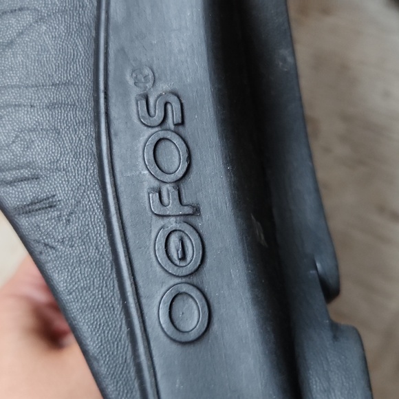 Oofos Black Slide Recovery Sandals - Picture 2 of 4